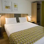 In 13 Hotel Paris
